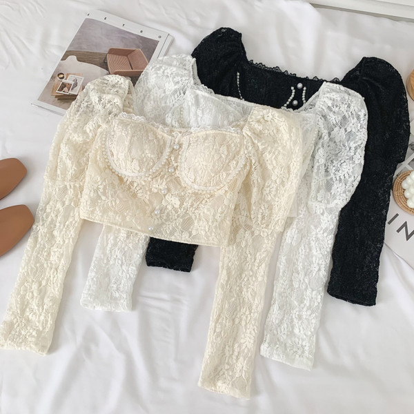 Lühike naiste pluus kandilise kaelusega ja pikkade varrukatega