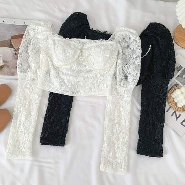 Lühike naiste pluus kandilise kaelusega ja pikkade varrukatega