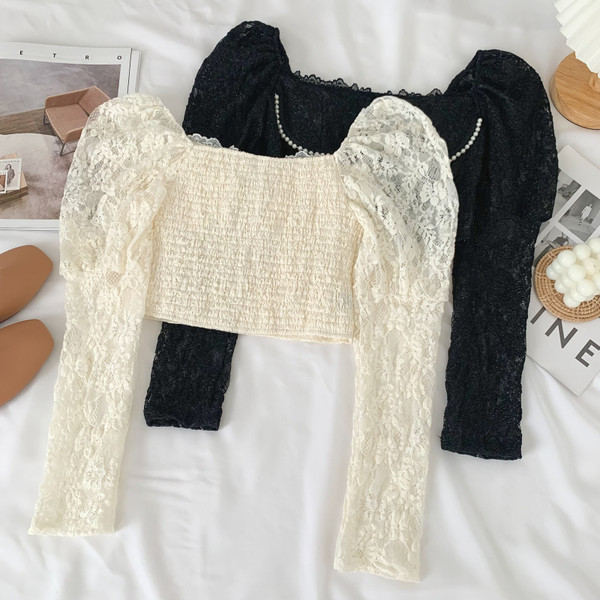 Lühike naiste pluus kandilise kaelusega ja pikkade varrukatega