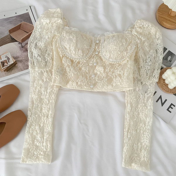 Lühike naiste pluus kandilise kaelusega ja pikkade varrukatega