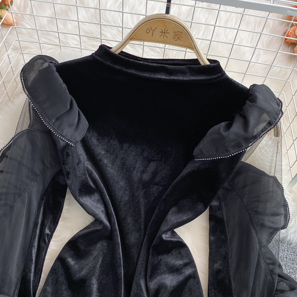 Női bársony blúz tüll és kerek nyakkivágással