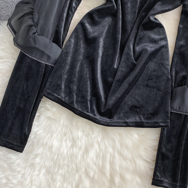 Női bársony blúz tüll és kerek nyakkivágással