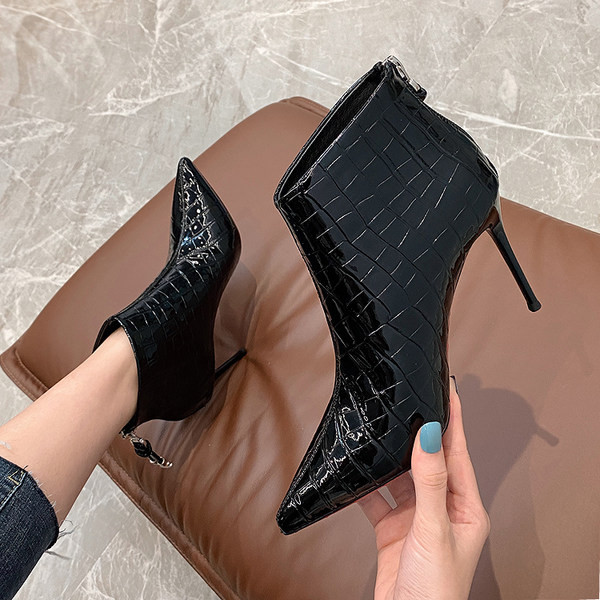 Stílusos női csizma műbőr hegyes sarokkal ellátott modellből