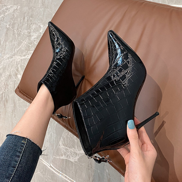 Stílusos női csizma műbőr hegyes sarokkal ellátott modellből