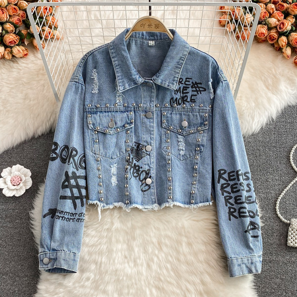 Ženska ležerna traper jakna sa metalnim ukrasima i natpisima