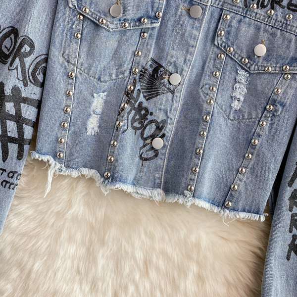 Ženska ležerna traper jakna sa metalnim ukrasima i natpisima