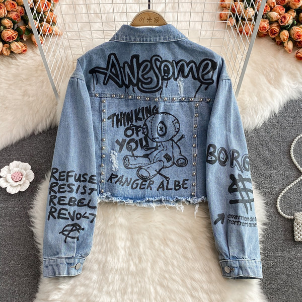 Ženska ležerna traper jakna sa metalnim ukrasima i natpisima