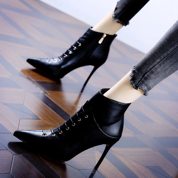 Modern női csizma hegyes modell fűzős