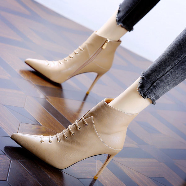 Modern női csizma hegyes modell fűzős