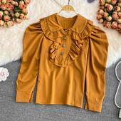 Női blúz gombokkal és gallérral