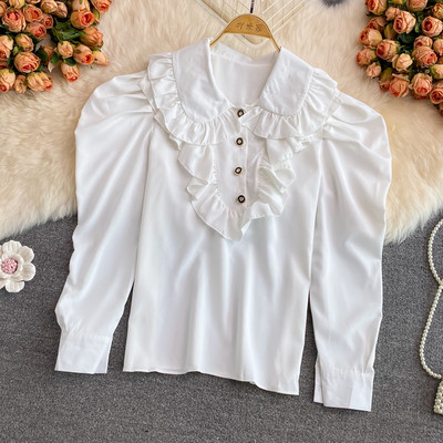 Női blúz gombokkal és gallérral