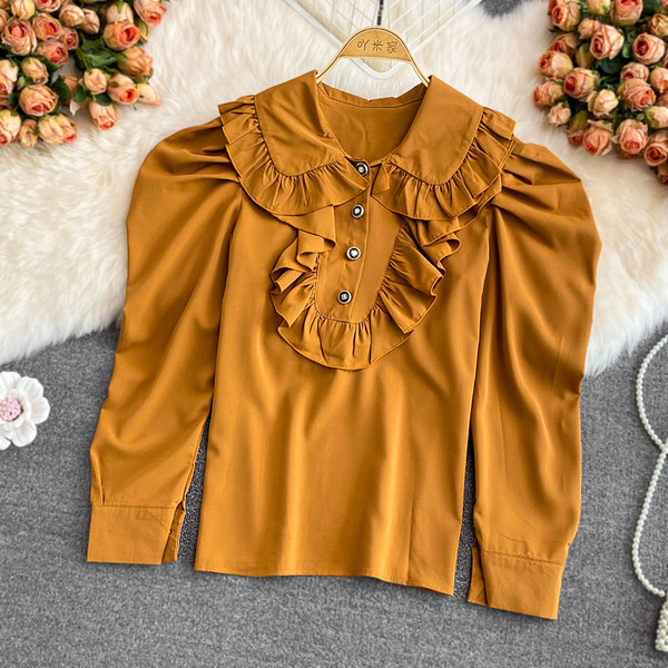 Női blúz gombokkal és gallérral