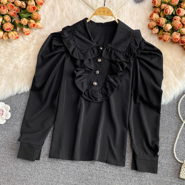 Női blúz gombokkal és gallérral