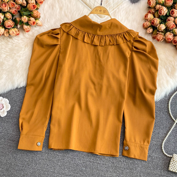 Női blúz gombokkal és gallérral