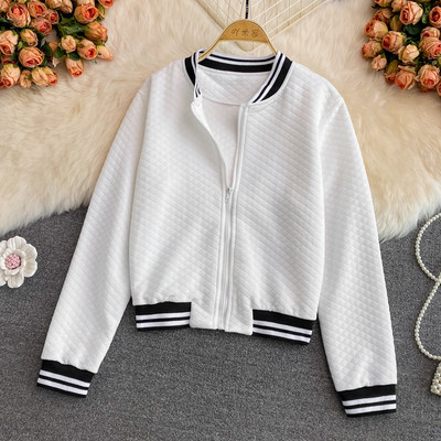 Naiste vabaaja kolmevärviline lukuga sügisjope