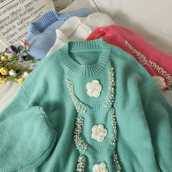 Női pulóver 3D virágokkal és gyöngyökkel