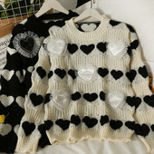 Női kötött pulóver kerek nyakkivágással, 3D elemekkel