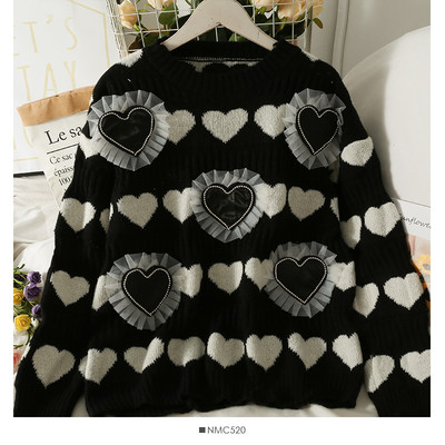 Női kötött pulóver kerek nyakkivágással, 3D elemekkel