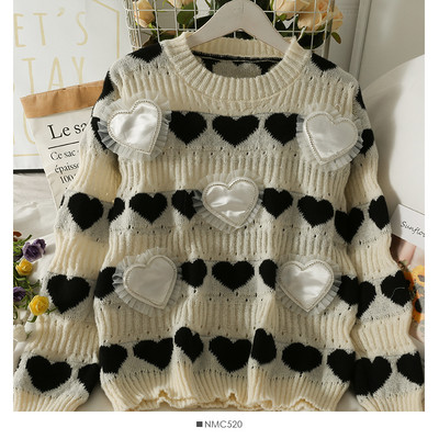 Női kötött pulóver kerek nyakkivágással, 3D elemekkel