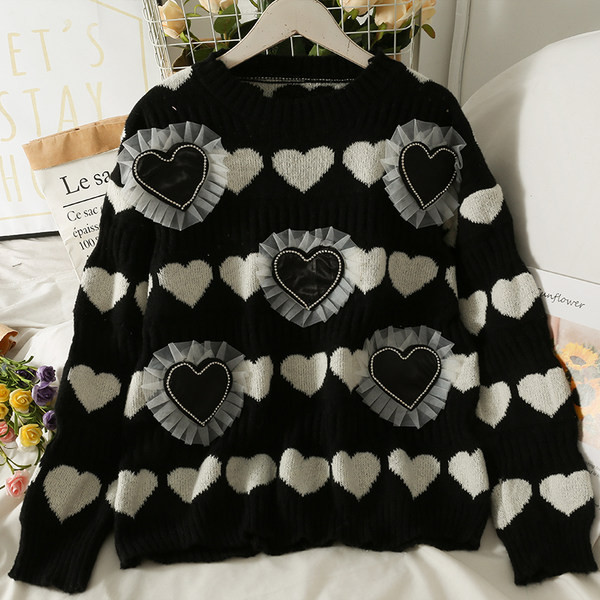 Női kötött pulóver kerek nyakkivágással, 3D elemekkel