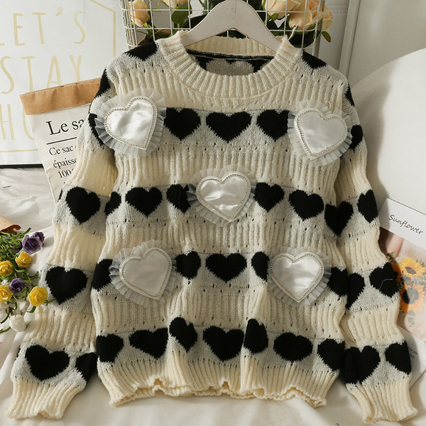 Női kötött pulóver kerek nyakkivágással, 3D elemekkel