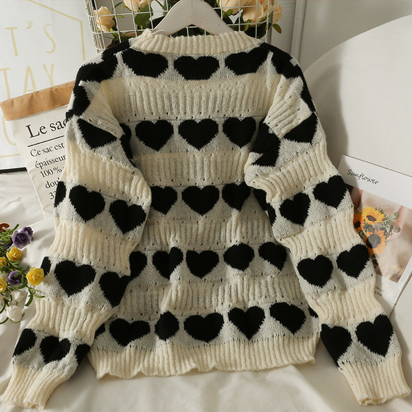 Női kötött pulóver kerek nyakkivágással, 3D elemekkel