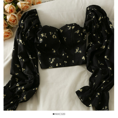 Naiste pikkade varrukatega ja lillemotiividega pluus