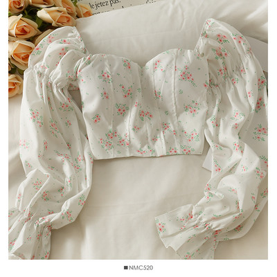 Naiste pikkade varrukatega ja lillemotiividega pluus