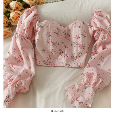 Naiste pikkade varrukatega ja lillemotiividega pluus