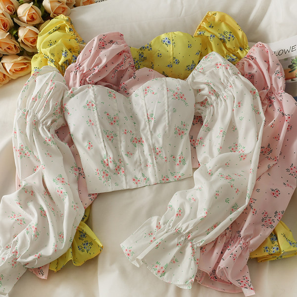 Naiste pikkade varrukatega ja lillemotiividega pluus