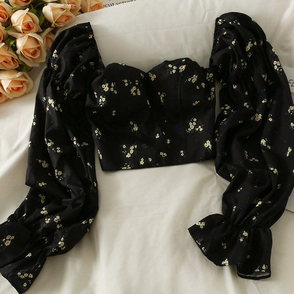 Naiste pikkade varrukatega ja lillemotiividega pluus