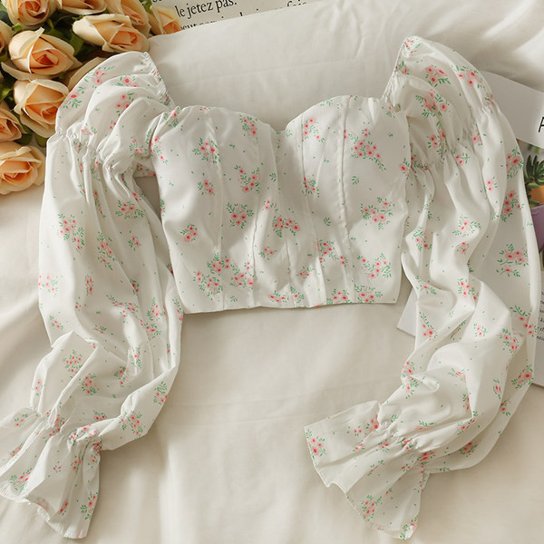 Naiste pikkade varrukatega ja lillemotiividega pluus