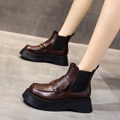 Női csizma új modellje magas platformmal és fémlánccal