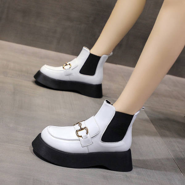 Női csizma új modellje magas platformmal és fémlánccal