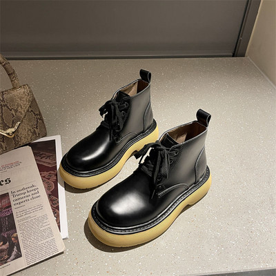 Stílusos női csizma eko bőrből, fűzővel és magas platformmal