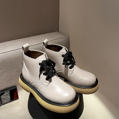 Stílusos női csizma eko bőrből, fűzővel és magas platformmal