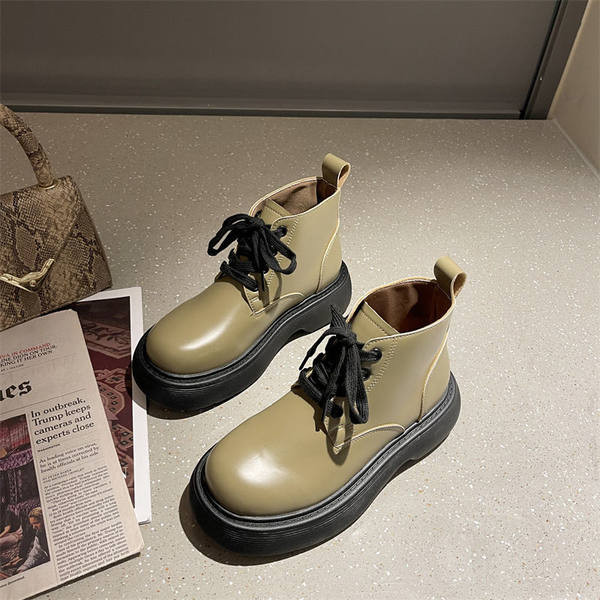 Stílusos női csizma eko bőrből, fűzővel és magas platformmal