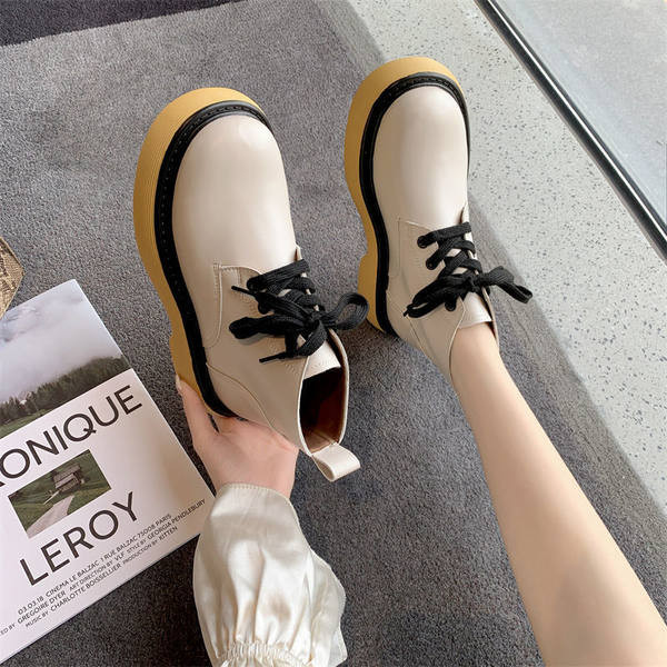 Stílusos női csizma eko bőrből, fűzővel és magas platformmal