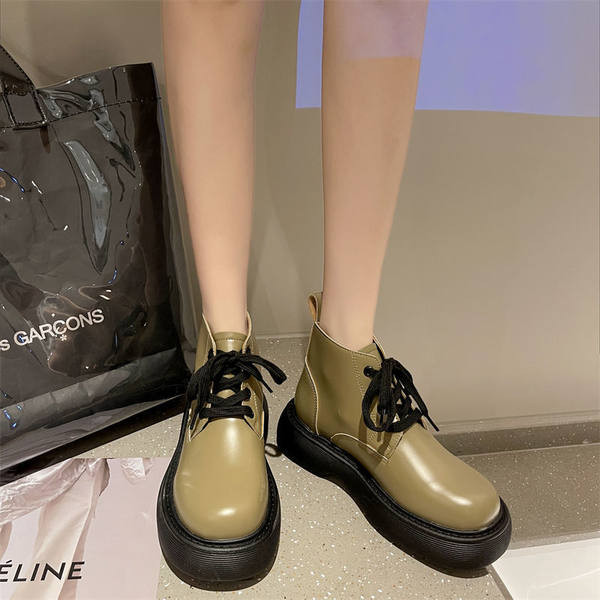 Stílusos női csizma eko bőrből, fűzővel és magas platformmal