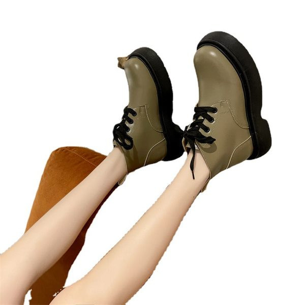 Stílusos női csizma eko bőrből, fűzővel és magas platformmal