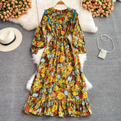 Стилна дамска рокля с флорален десен и обло деколте