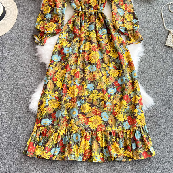 Стилна дамска рокля с флорален десен и обло деколте 