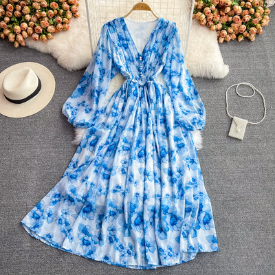 Spitsikaelusega ja nööpidega naiste kleit