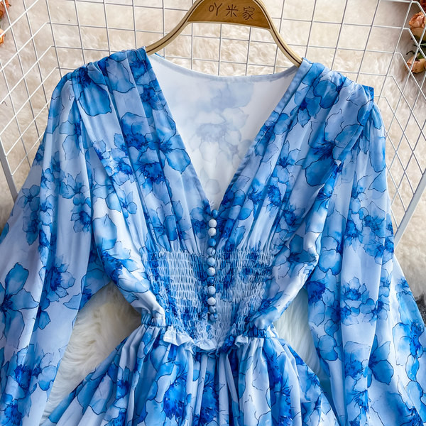 Spitsikaelusega ja nööpidega naiste kleit