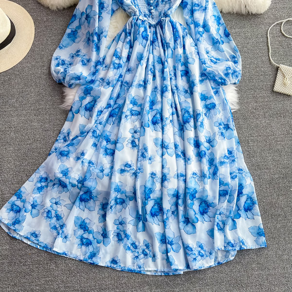 Spitsikaelusega ja nööpidega naiste kleit