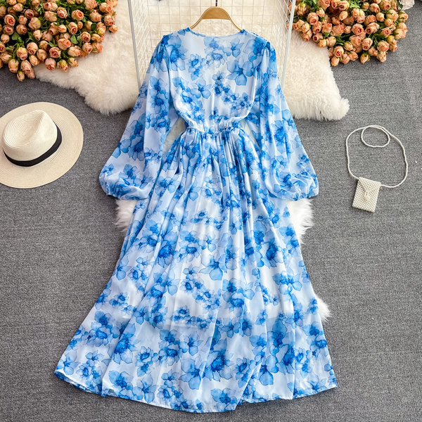 Spitsikaelusega ja nööpidega naiste kleit