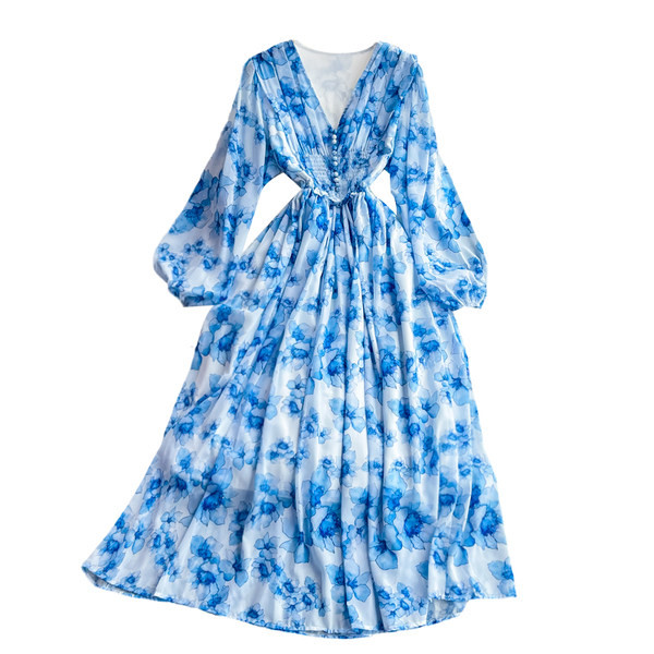 Spitsikaelusega ja nööpidega naiste kleit