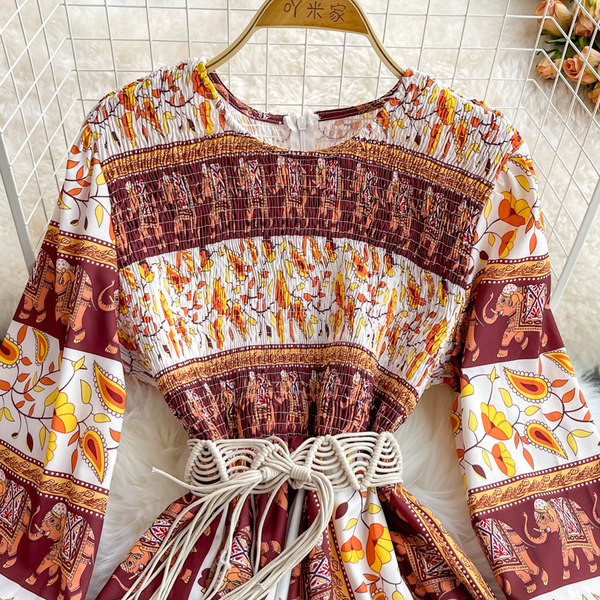 Naiste kaasaegne kleit värvitrükiga ja ovaalse kaelusega