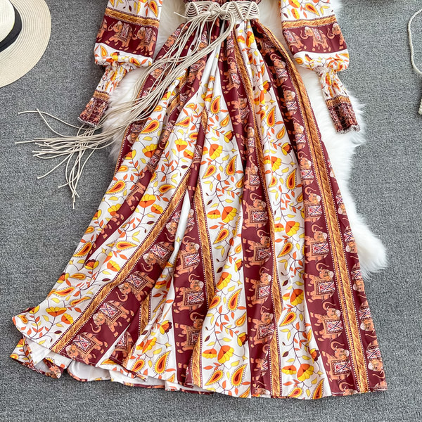 Naiste kaasaegne kleit värvitrükiga ja ovaalse kaelusega