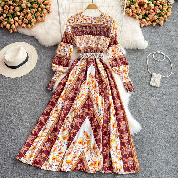 Naiste kaasaegne kleit värvitrükiga ja ovaalse kaelusega